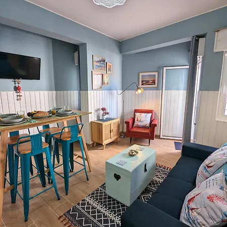 Coralblu, Stylish Beachside Flat - Fast Wi-fi