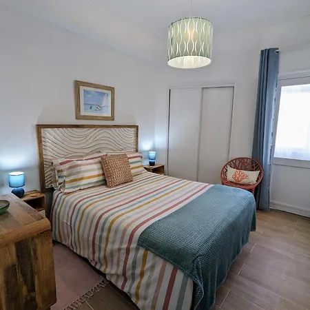 Coralblu, Stylish Beachside Flat - Fast Wi-fi * アルマカオ・デ・ペラ