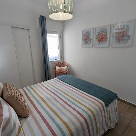 Coralblu, Stylish Beachside Flat - Fast Wi-fi Lägenhet Armação de Pêra