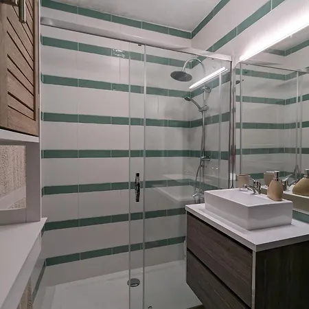 Coralblu, Stylish Beachside Flat - Fast Wi-fi *