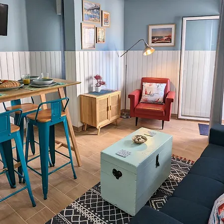Coralblu, Stylish Beachside Flat - Fast Wi-fi