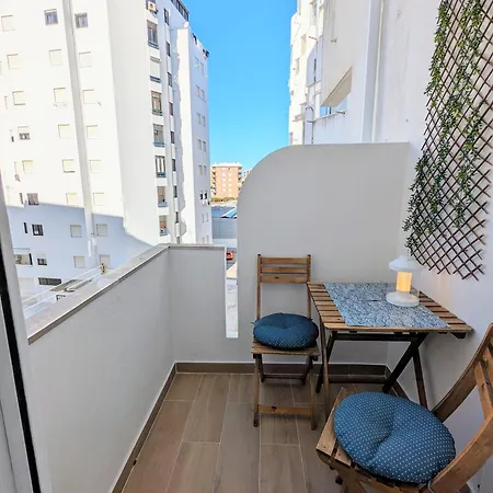 Coralblu, Stylish Beachside Flat - Fast Wi-fi *