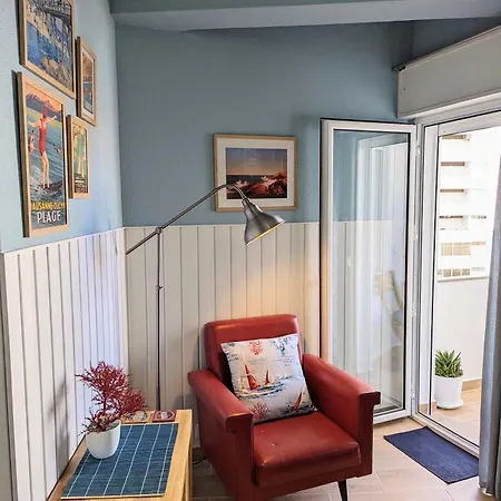 Coralblu, Stylish Beachside Flat - Fast Wi-fi